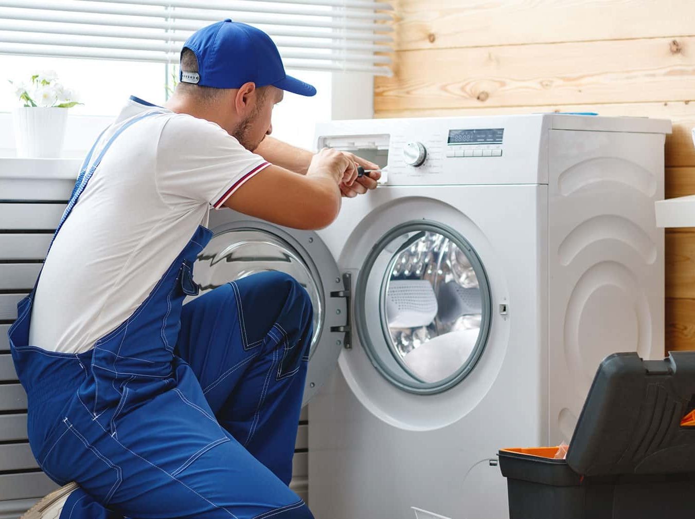 Técnico del servicio técnico Bosch reparando electrodoméstico en Palencia